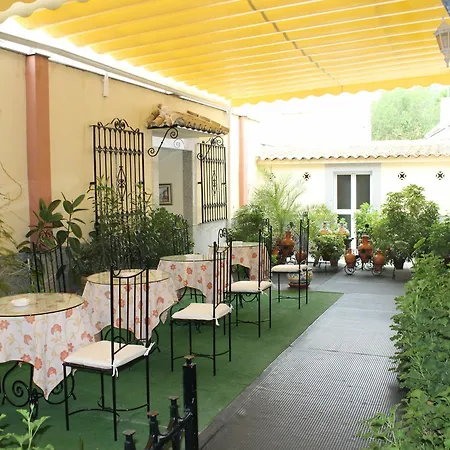 Maximiano Herculeo Hotell